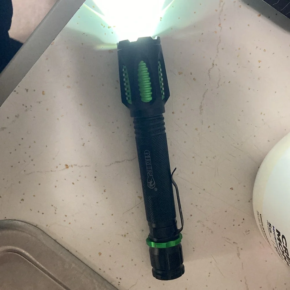 Grip flashlight